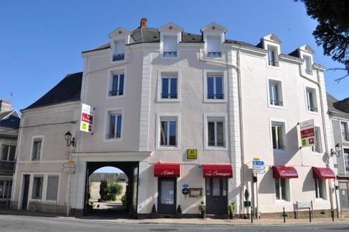 Отель Logis Le Bretagne Sille-le-Guillaume Экстерьер фото
